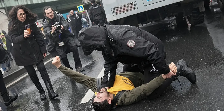 1 Mayıs Tüm Yurtta Güvenlik Güçlerince Katılanlara Gaz Sıkılarak ve Dövülerek Kutlandı
