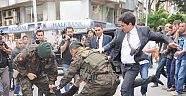 Hem Öldürüyorlar Hem Dövüyorlar