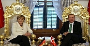 Şaka Gibi Tayyip Erdoğan Merkel’i Tahtta Ağırladı